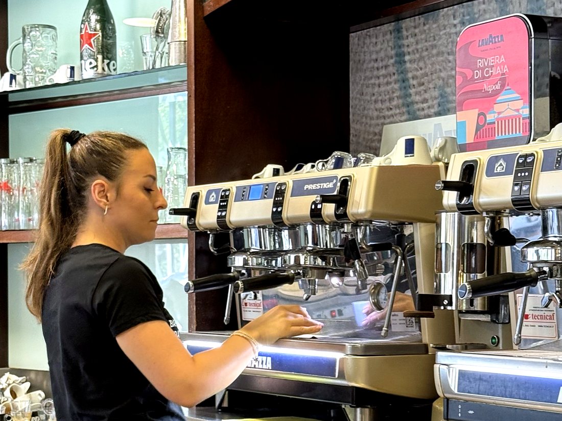 Il bancone del bar con le macchine del caffè, alle cinque del mattino si comincia da qui