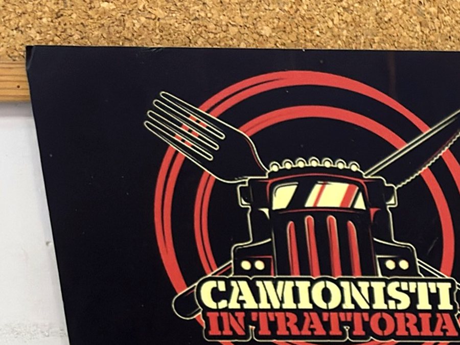 Il pannello appeso nel locale che ricorda la puntata di Camionisti in trattoria